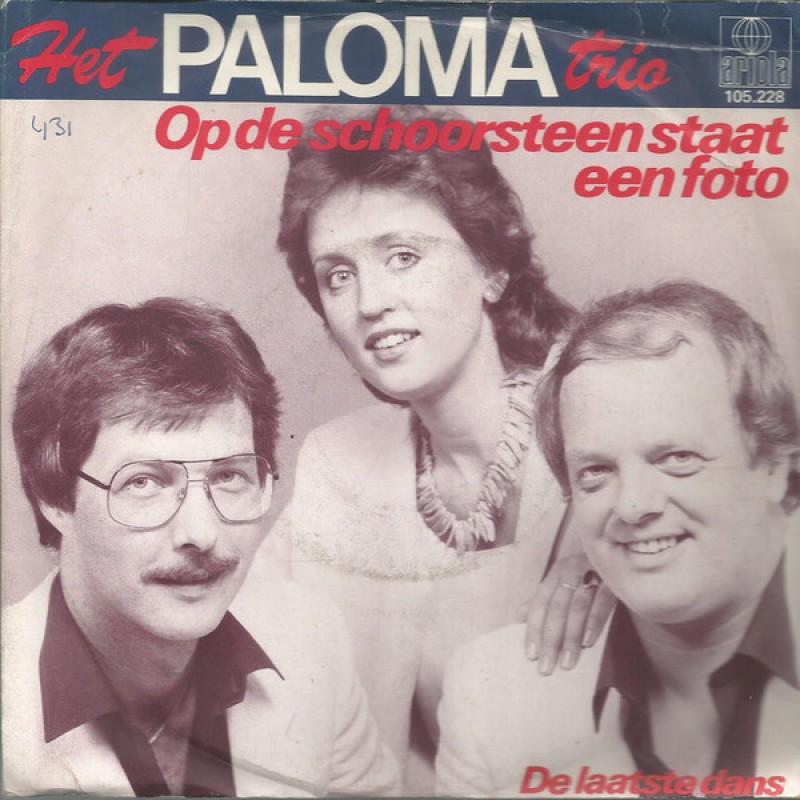 Het Paloma Trio-Op de schoorsteen staat een foto